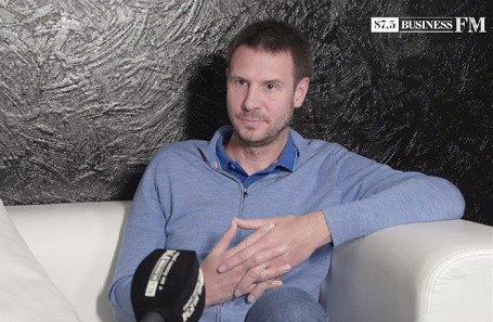 &laquo;Уровень 100 рублей к доллару &mdash; уже некий критический рубеж&raquo;. Интервью главы группы &laquo;Тинькофф&raquo; Оливера Хьюза