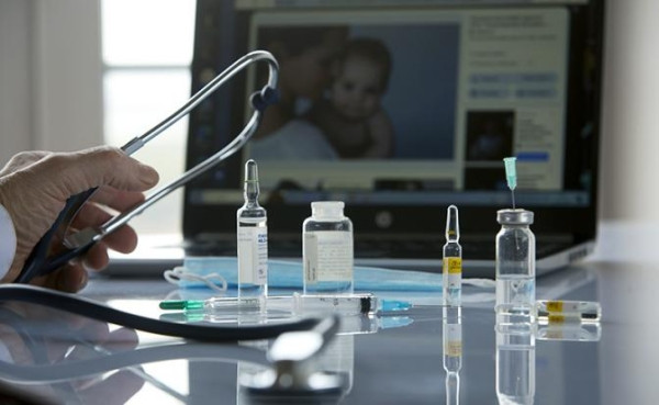 Пока власть оптимизирует медицину, россияне нашли себе доктора, который никогда никому не отказывает Пока власть оптимизирует медицину, россияне нашли себе доктора, который никогда никому не отказывает