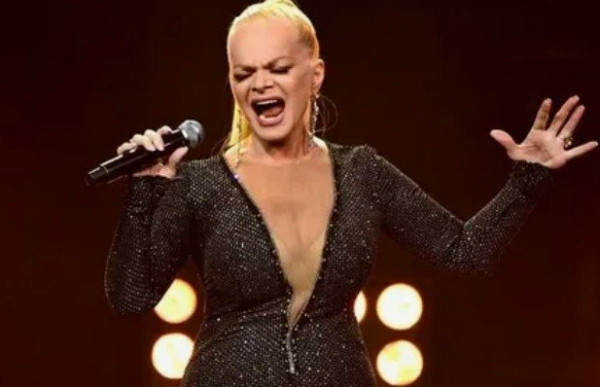 Директор Ларисы Долиной прокомментировал новости о подаренной ей квартире