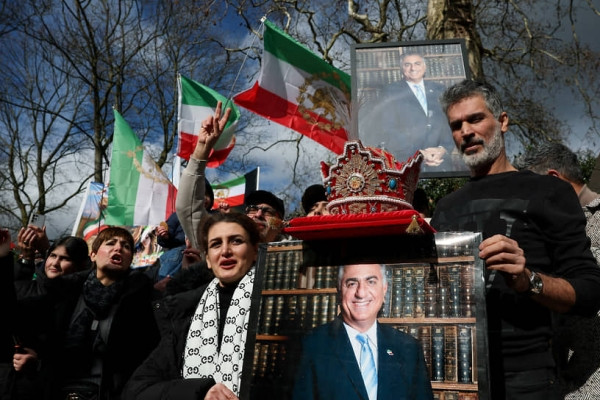 
                Ирану объявлена война с режимом
            