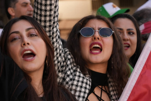 
                Ирану объявлена война с режимом
            