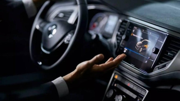 Россияне скептически относятся к ИИ и другим технологиям в машине