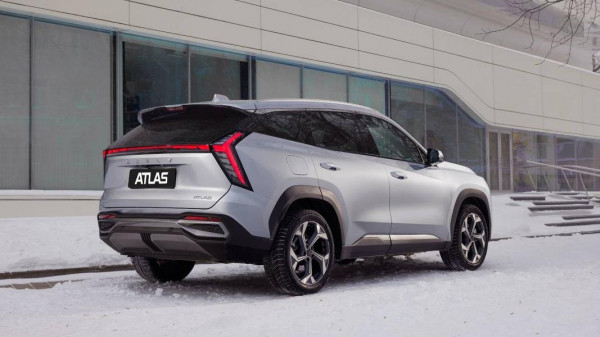 В России начались продажи новой версии популярного кроссовера Geely