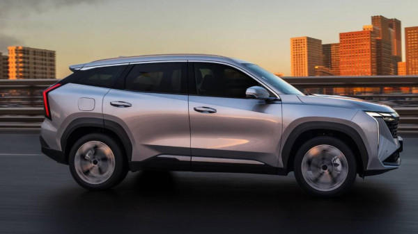 В России начались продажи новой версии популярного кроссовера Geely