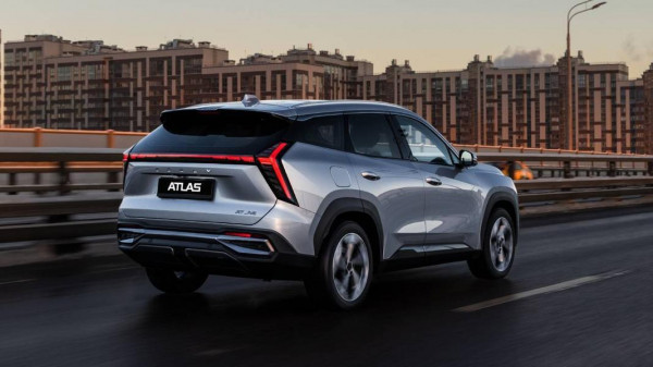 В России начались продажи новой версии популярного кроссовера Geely