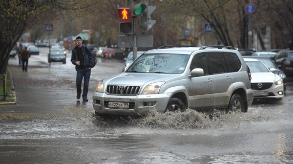 Водителям напомнили о наказании за быстрый проезд по лужам